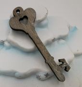  7cmx2,5cm-es fbl kszlt, antik szrke, felakaszthat kulcs